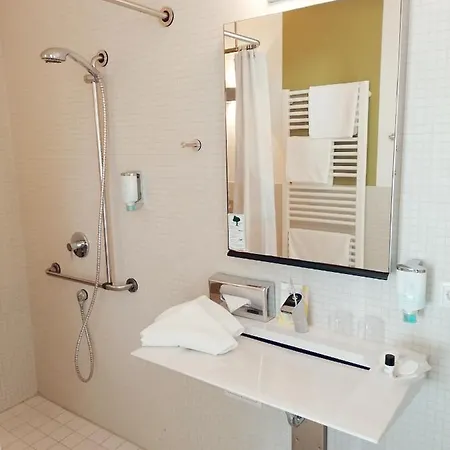 Nymphe Strandhotel & מלון 4*