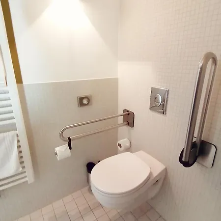 Nymphe Strandhotel & מלון 4*