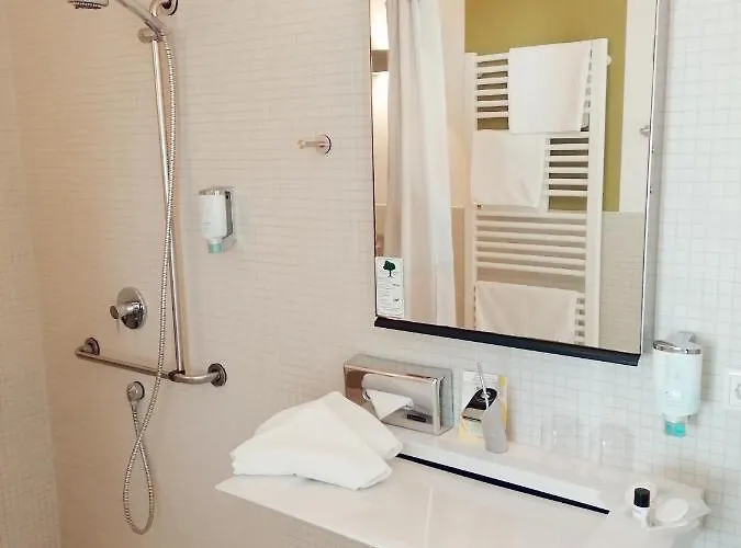 Nymphe Strandhotel & מלון 4*